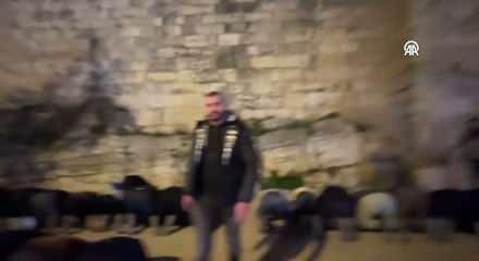 İsrail polisi, Eski Şehir surları &ouml;n&uuml;nde teravih kılmak isteyen Filistinlilere saldırdı 