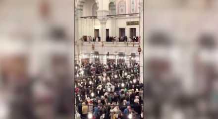 Kadir Gecesi&rsquo;nde Fatih Camii&rsquo;nde kadınlardan baş&ouml;rt&uuml;l&uuml; Kud&uuml;s protestosu