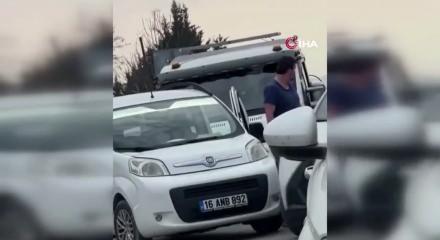 Kamyonetin &ouml;n&uuml;n&uuml; kesti, aracı tekmeledi