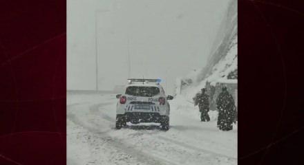 Karda mahsur kalan aileyi emniyet kurtardı