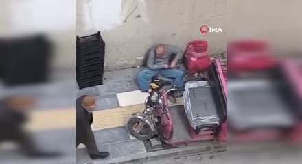 Mardin'de dilencinin para sayma anları kameraya yansıdı