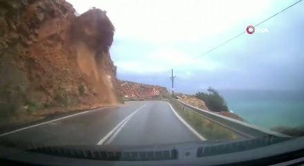 Mersin-Antalya yolundaki heyelan anı ara&ccedil; kamerasına yansıdı