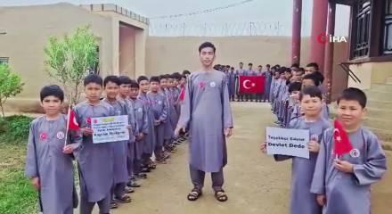 MHP lideri Bah&ccedil;eli Afganistan'daki T&uuml;rkmen &ccedil;ocuklara bayramlık g&ouml;nderdi