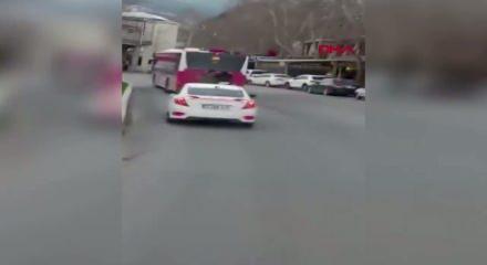 Otob&uuml;s&uuml;n arkasına tutunan patenli &ccedil;ocukların tehlikeli yolculuğu kamerada