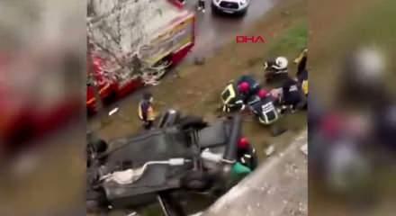 Otomobil, kayganlaşan yolda istinat duvarını aşarak d&uuml;şt&uuml;; 1 yaralı