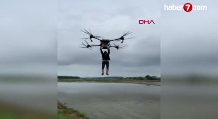 Samsun'da bir &ccedil;ift&ccedil;i, drona tutunarak tarlanın diğer tarafına ge&ccedil;ti