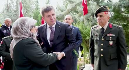 Şehit annesinin s&ouml;zleri y&uuml;rek yaktı! Kırıkkale Valisi g&ouml;zyaşlarını tutamadı 