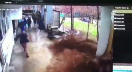 Sel bir anda bastı: Şırnak&rsquo;ta &ouml;l&uuml;mden ka&ccedil;ış anları kamerada