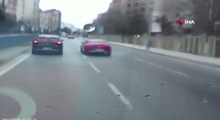 Trafikte camlı saldırı: &Ccedil;ocukların g&ouml;z&uuml; &ouml;n&uuml;nde yumruk yumruğa girdiler