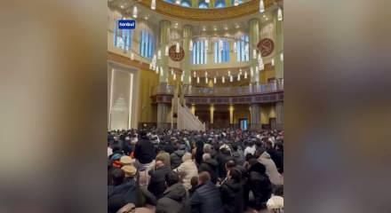 T&uuml;rkiye'nin d&ouml;rt bir yanında bayram sevinci: Camiler doldu taştı