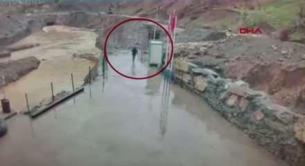 Uludere'de sel sularından saniyelerle kurtuldu