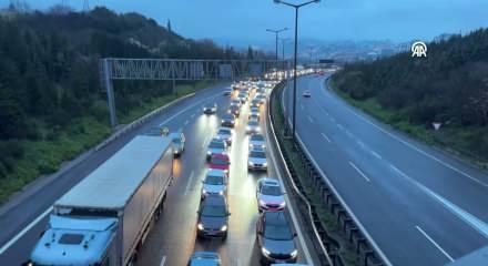 Yollarda bayram tatilinden d&ouml;n&uuml;ş yoğunluğu başladı