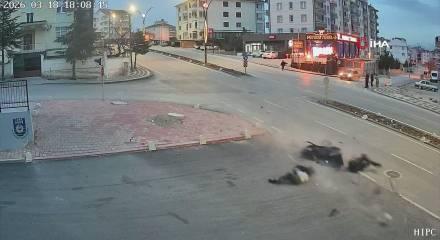 Yolun ortasında can pazarı: Motosiklet yayayı havaya u&ccedil;urdu