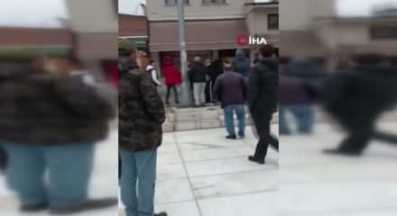 Sokak ortasında sopalı ve yumruklu kavga cep telefonuna kaydedildi