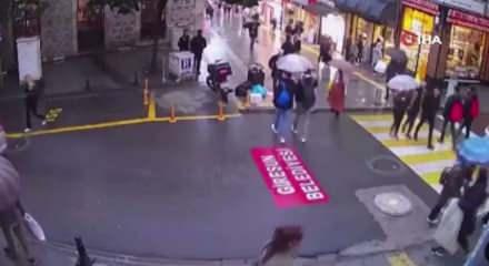  Kendini birdenbire aracın &ouml;n&uuml;ne atan adam evinde feci şekilde can verdi!