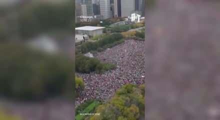 ABD halkı sokaklara d&ouml;k&uuml;ld&uuml;! "Krallara hayır" isyanı: Trump'a karşı tarihi protesto