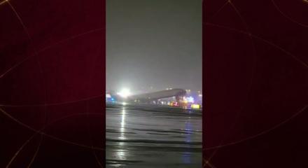 ABD&rsquo;de bir yolcu u&ccedil;ağı, iniş sırasında pistte bulunan itfaiye aracıyla &ccedil;arpıştı