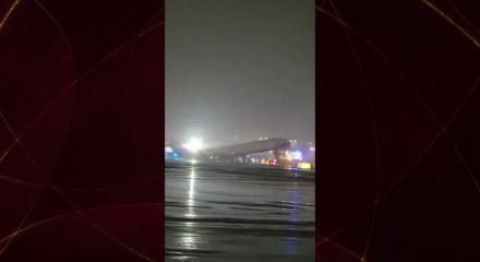 ABD&rsquo;de bir yolcu u&ccedil;ağı iniş sırasında pistte bulunan itfaiye aracıyla &ccedil;arpıştı