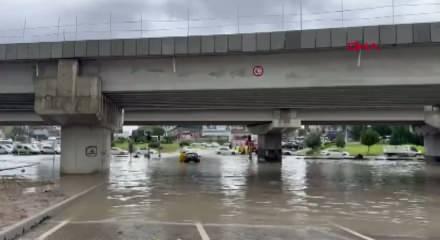 Adana'yı sağanak vurdu! Yollar g&ouml;le d&ouml;nd&uuml;