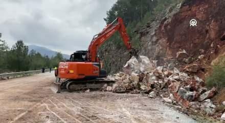 Antalya'da heyelan sonucu kapanan kara yolu &ccedil;alışmaların ardından ulaşıma a&ccedil;ıldı