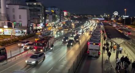 Bah&ccedil;elievler'de metrob&uuml;s&uuml;n, ayağını ezdiği kadın yaralandı
