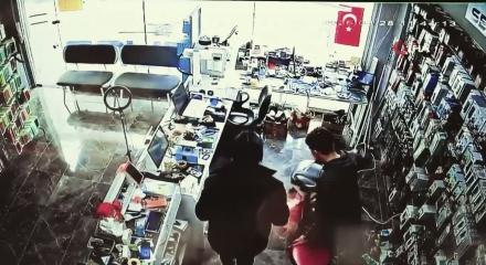 Bir anda alev aldı: Cep telefonu patlama anı kamerada