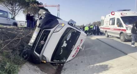 &Ccedil;anakkale'de korkun&ccedil; kaza! Yolcu minib&uuml;s&uuml; devrildi