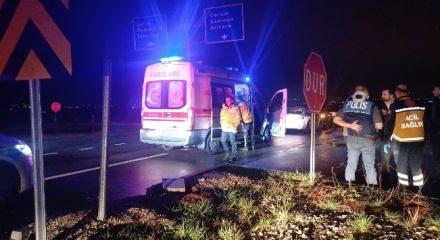 &Ccedil;orum'da feci kaza: Otomobille polis aracı &ccedil;arpıştı, 1'i polis, 3 yaralı