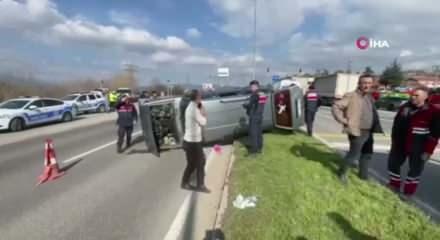 D-100&rsquo;de korkutan kaza: Ara&ccedil; devrildi, 9 yaralı