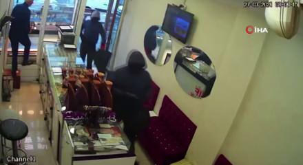 Diyarbakır&rsquo;da silahla kuyumcu soygunu kamerada: 1,5 kilo altını &ccedil;alıp ka&ccedil;tılar