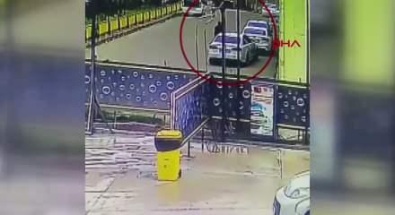 El freni &ccedil;ekilmeyen otomobil ana yola fırlayıp kazaya neden oldu