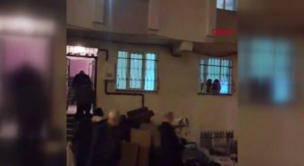 Esenyurt'ta evden &ccedil;ıkarmak istediği kiracısının eşyalarını sokağa attı