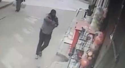 Fatih&rsquo;te ilgin&ccedil; soygun girişimi: Oyuncak silahla bakkalı bastı