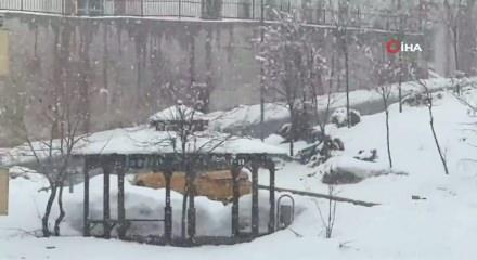 Hakkari'de hava koşulları nedeniyle okullar tatil edildi