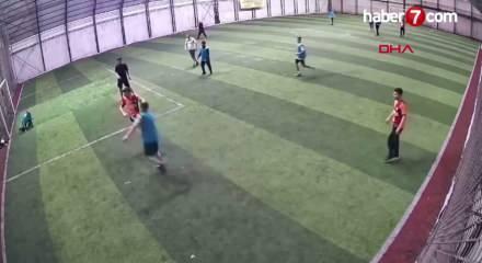 Halı sahada oynarken g&ouml;ğs&uuml;ne top isabet edince kalbi durdu, hastanede kurtarılamadı