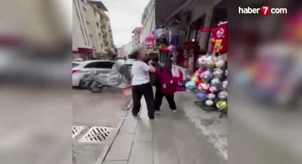 Isparta'da akran zorbalığı kamerada: Yere yatırdığı arkadaşının y&uuml;z&uuml;ne bastı  