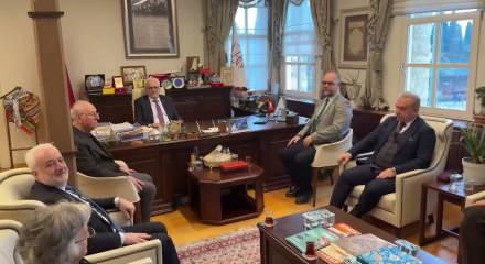 İZ&Uuml;&rsquo;de rekt&ouml;rl&uuml;k g&ouml;revinde devir: İsmail K&uuml;&ccedil;&uuml;k d&ouml;nemi başladı