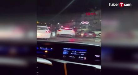 Sivas&rsquo;ta trafikte kavga: Otomobilin &uuml;zerine &ccedil;ıkıp zarar verdi