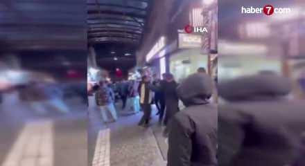 Kapalı &Ccedil;arşı&rsquo;da meydan muharebesi: Birbirlerini boğazladılar! O anlar kamerada