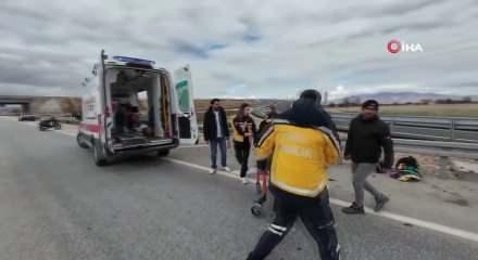 Karaman'da otomobil demir bariyere ok gibi saplandı: Karı koca &ouml;l&uuml;mden d&ouml;nd&uuml;