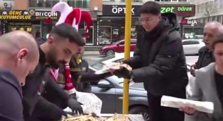 Lahmacun ustası "Ma&ccedil;ı kazanırsak bin lahmacun dağıtacağım" dedi, s&ouml;z&uuml;n&uuml; tuttu
