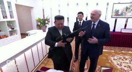 Lukaşenko'dan, Kim Jong-un'a t&uuml;fek hediyesi: "D&uuml;şmanlar ortaya &ccedil;ıkarsa diye"