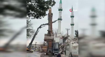 Malatya'da hasarlı cami kontroll&uuml; şekilde yıkıldı 