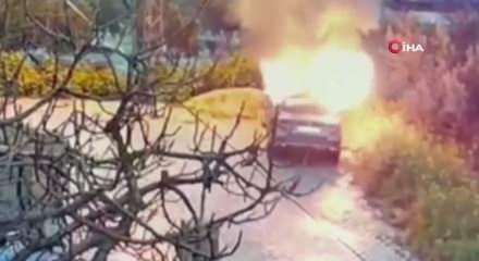 Park halindeki otomobili benzin d&ouml;k&uuml;p kundaklamak isterken kendini yaktı 