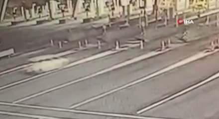 Pendik gişelerde otomobilin bariyerlere &ccedil;arptığı dehşet anları kameraya yansıdı