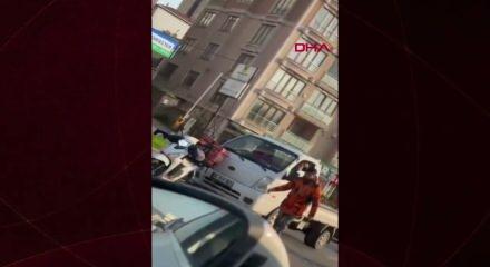 Tartıştığı s&uuml;r&uuml;c&uuml;n&uuml;n camını kaskla kırdı! O anlar kamerada