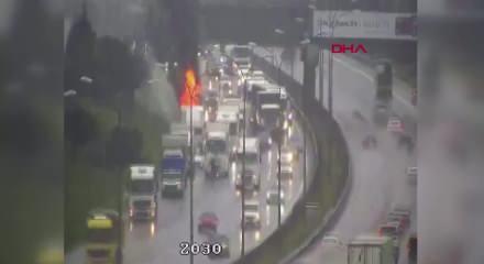 TEM Otoyolu&rsquo;nda korkutan yangın: TIR alevlere teslim oldu