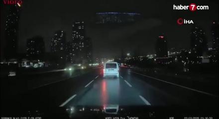 TEM&rsquo;de iki aracın &ccedil;arpışma anı kamerada