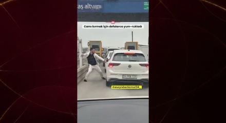 Tır s&uuml;r&uuml;c&uuml;s&uuml; otomobile saldırdı! Gişelerde dehşet