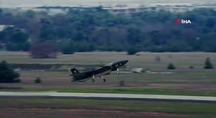 T&uuml;rkiye'nin insansız savaş u&ccedil;ağı KIZILELMA g&ouml;ky&uuml;z&uuml;nde